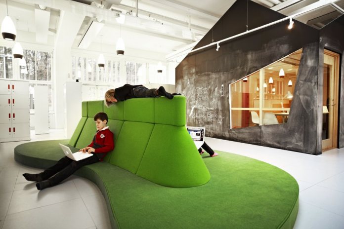 the-sitting-islands-are-designed-for-students-to-lounge-and-work-independently9