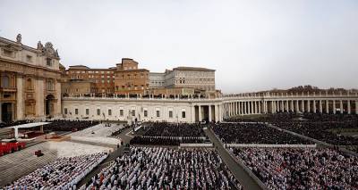 Με τιμές εν ενεργεία πάπα η κηδεία του Βενέδικτου