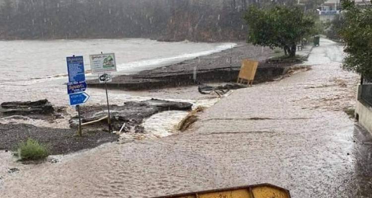 Κακοκαιρία «Αθηνά»: Σάρωσε τη Βόρεια Εύβοια | Πλημμύρισε η παραλία, δρόμοι κόπηκαν στη μέση (photos)
