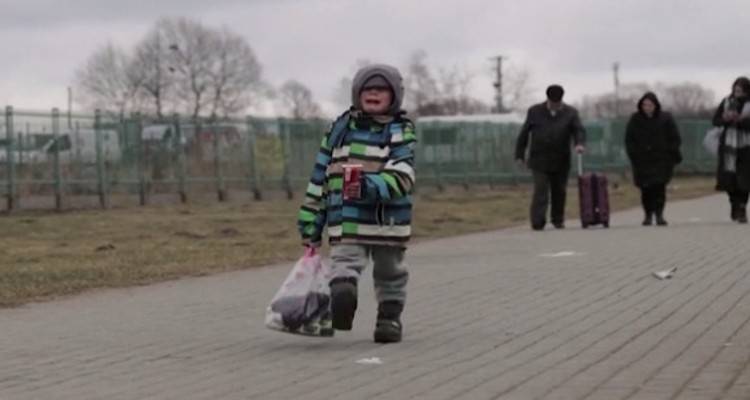 Ουκρανία: Μικρό αγόρι κλαίει με λυγμούς καθώς περνά τα σύνορα με την Πολωνία