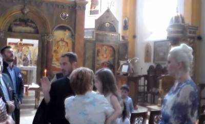 Έλληνας παπάς σταμάτησε τη βάφτιση, επειδή το παιδί είπε ότι δεν ήθελε να βαφτιστεί (video)
