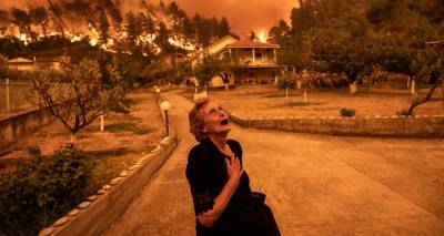Φωτιές Εύβοια: Η κραυγή της κυρίας Παναγιώτας και η ιστορία πίσω από τη συγκλονιστική φωτογραφία