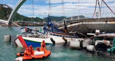 Κατέρρευσε γέφυρα στην Ταϊβάν: Φόβοι για εγκλωβισμένους σε σκάφη