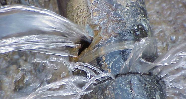 «Καμπανάκι» από τον Δήμο Λήμνου: Μεγάλη απώλεια νερού επί της επαρχιακής οδού Μύρινας – Θέρμων