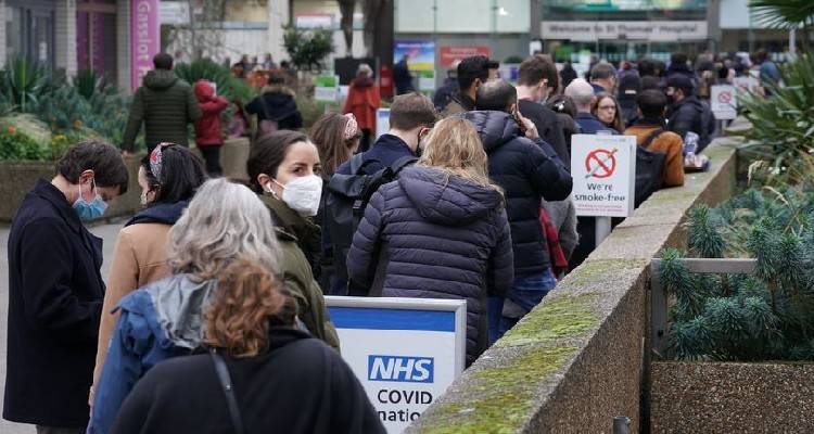 Covid: “Aγώνας δρόμου” στη Βρετανία για την τρίτη ενισχυτική δόση | Στο “κόκκινο” το NHS