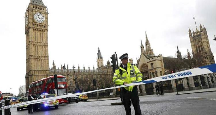 Ο διεθνολόγος, Τριαντάφυλλος Καρατράντος, αναλύει στον FM 100 το τρομοκρατικό χτύπημα στο Λονδίνο (mp3)