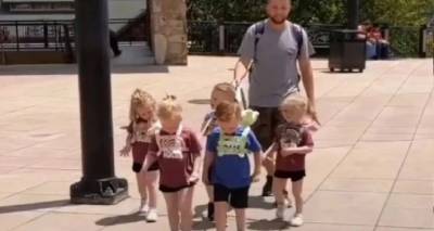 Σάλος στις ΗΠΑ: Πατέρας βγάζει βόλτα τα παιδιά του δεμένα με λουρί