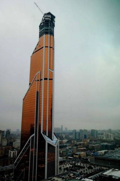 Παράνομη πτώση με αλεξίπτωτο από το ψηλότερο κτίριο της Ευρώπης