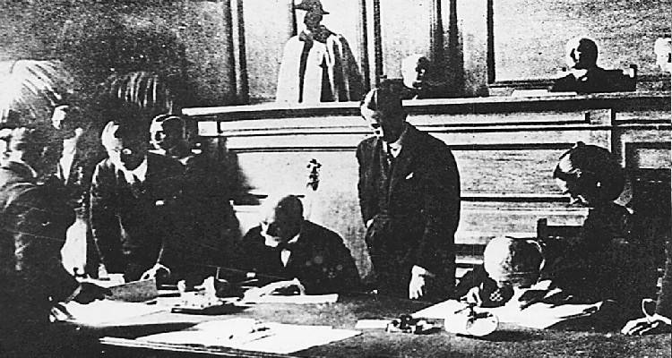 24.7.1923. Ο Βενιζέλος υπογράφει τη Συνθήκη της Λωζάννης. Οταν αυτή αντικαταστάθηκε από τη νεότερη συνθήκη του Μοντρέ (1936) άνοιξε ο δρόμος εξοπλισμού των Στενών, συνεπώς και των νησιών της Λήμνου και της Σαμοθράκης.