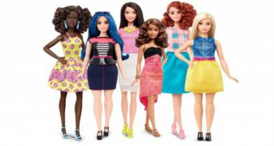 Τέλος η &quot;αψεγάδιαστη&quot; Barbie - Η διάσημη κούκλα αλλάζει χρώμα, μαλλιά και κυρίως σωματότυπο