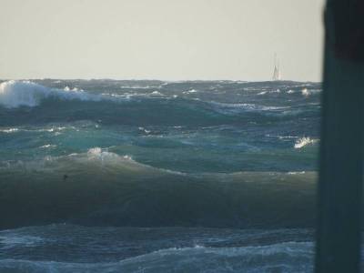 «Βγήκε» η θάλασσα στη στεριά | Ισχυροί άνεμοι πλήττουν από το απόγευμα τη Λήμνο