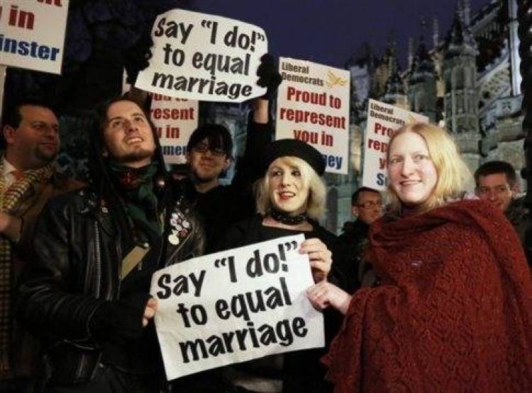 «Ναι» είπαν και οι βρετανοί βουλευτές στο γάμο ομοφυλόφιλων