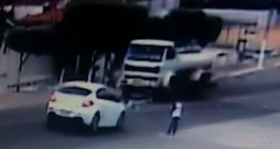 Αμάξι χτυπάει παιδάκι κι εκείνο σηκώνεται χωρίς γρατζουνιά! (video)