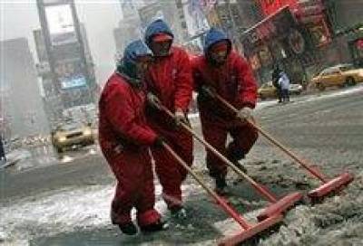 Κίνα: Εκατομμυριούχος καθαρίζει δρόμους «για να δώσει το παράδειγμα στα παιδιά της»