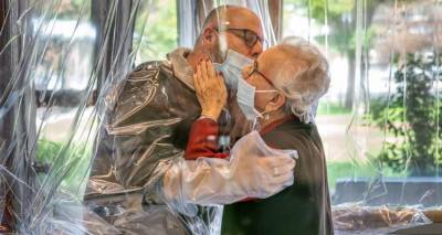 Κορωνοϊός: Οίκος ευγηρίας στην Ιταλία βρήκε ασφαλή τρόπο να αγκαλιάζουν οι ηλικιωμένοι τα αγαπημένα τους πρόσωπα