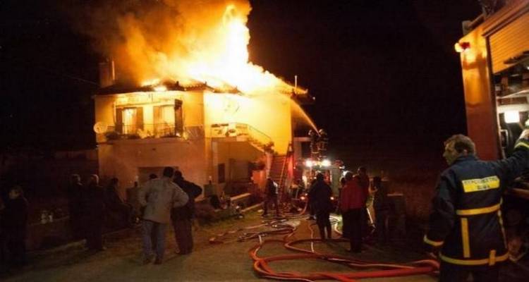 Παρανάλωμα του πυρός οικία στη Μύρινα | Στο νοσοκομείο η ιδιοκτήτρια (photos)