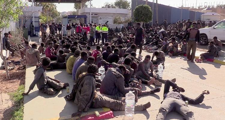 Εικόνες σοκ στα σύνορα Ισπανίας-Μαρόκου: Σωροί από πτώματα και τραυματίες μετανάστες