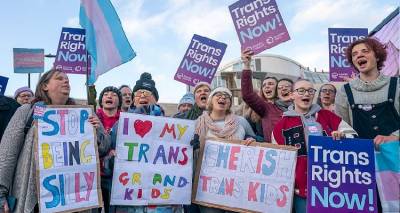 “Νόμος Τρανς” – Σκωτία : Εγκρίθηκε νόμος που διευκολύνει τη φυλομετάβαση