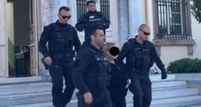 Μυτιλήνη: Εκτός φυλακής η σύζυγος ιδιοκτήτη ταβέρνας που τον περιέλουσε με βενζίνη - Την υποστήριξε ο ίδιος στο δικαστήριο