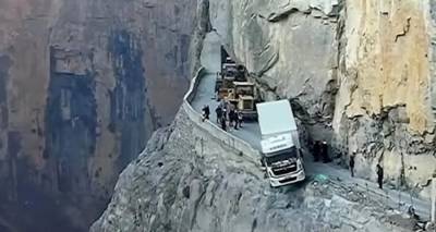Τύχη-βουνό για οδηγό νταλίκας που κρεμάστηκε πάνω από γκρεμό (video)