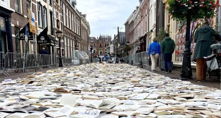 Ένας δρόμος στρωμένος με βιβλία για το Διεθνές Φεστιβάλ Λογοτεχνίας