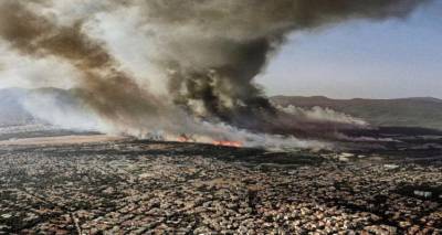 «Μακάρι να μην είχε χρειαστεί να τραβήξω»: Ο Λημνιός  φωτογράφος Κοσμάς Κουμιανός πίσω από τη συγκλονιστική λήψη της φωτιάς της Βαρυμπόμπης