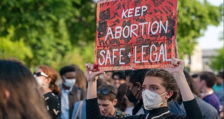 Οι ΗΠΑ γυρίζουν... 50 χρόνια πίσω | Το Ανώτατο Δικαστήριο έκρινε παράνομες τις αμβλώσεις
