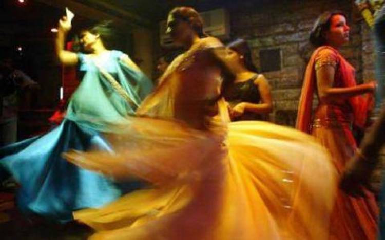 Ινδία: Επιστρέφουν οι χοροί στα μπαρ του Μουμπάι