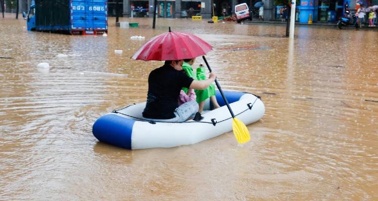 Κίνα: Συνεχίζονται οι καταστροφικές πλημμύρες | Απεγκλωβίζουν κατοίκους πόλης με φουσκωτά [βίντεο]