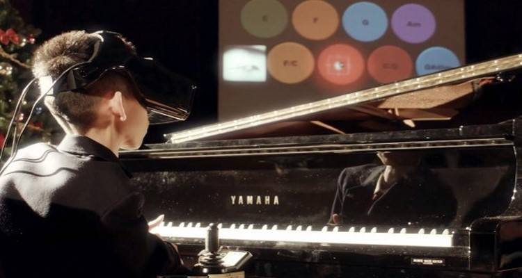 Αγόρι με ειδικές ανάγκες παίζει πιάνο με τα μάτια μέσω εικονικής πραγματικότητας (video)