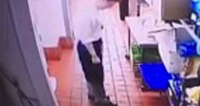 Βίντεο: Υπάλληλος έκανε κοπάνα και ο σεφ για τιμωρία του ζήτησε να μετρήσει τα πλακάκια στην κουζίνα
