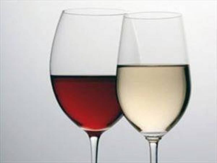 Δεν πρέπει να λέμε «άσπρο» ή «κόκκινο» κρασί