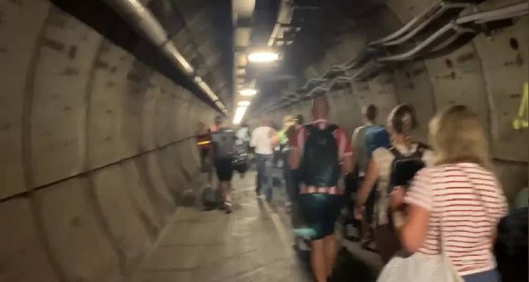 Απίστευτες εικόνες: Εκατοντάδες επιβάτες αποκλείστηκαν για 5 ώρες στο τούνελ της Μάγχης, λόγω βλάβης σε τρένο
