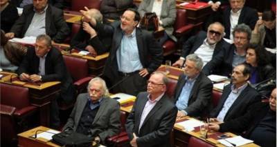 Εσωτερικός «εμφύλιος» σε κυβέρνηση και ΣΥΡΙΖΑ για το δημοψήφισμα