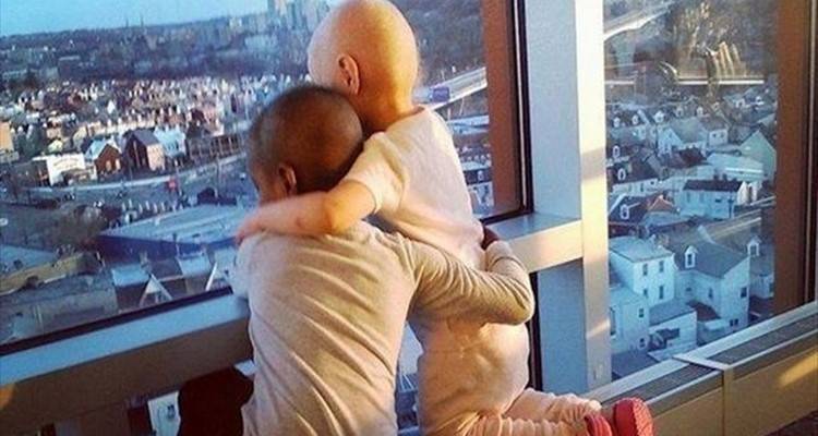 Συγκινητική στιγμή: Δύο κοριτσάκια δίνουν μάχη αγκαλιασμένα ενάντια στον καρκίνο