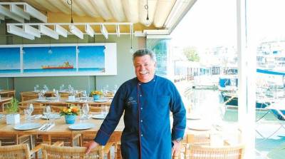 Ο καταξιωμένος Έλληνας σεφ Λευτέρης Λαζάρου επιλέγει... ψάρι από τη Λήμνο