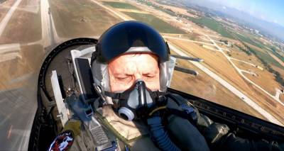 Άη Στράτης: Πτήση - φόρος τιμής ΑΓΕΕΘΑ με F-16 πάνω από το μνημείο του Ν. Σιαλμά (photos)
