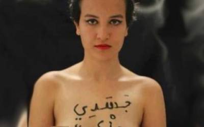 Γυμνόστηθη φωτογραφία ακτιβίστριας στο Facebook προκαλεί σάλο στην Τυνησία