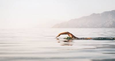 Άσκηση στο Νερό -Θάλασσα | Η Κολύμβηση είναι από τις Καλύτερες Ισοτονικές ασκήσεις