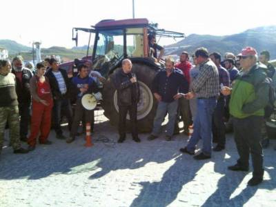 Ανυποχώρητοι οι αγρότες Λήμνου | Στο πλευρό τους ο Δήμος Λήμνου (photos)