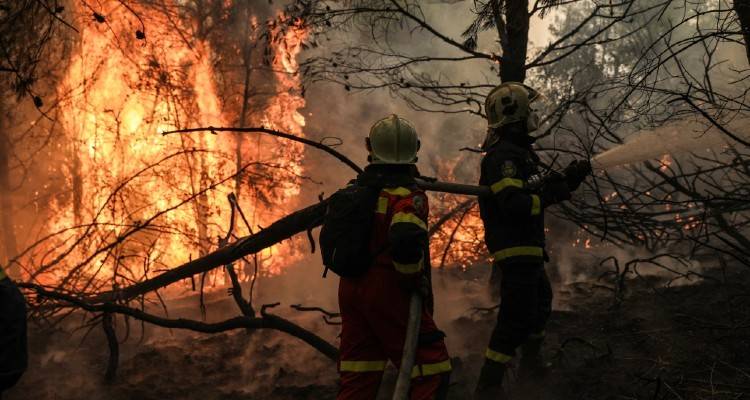 Φωτιά στη Γορτυνία: Μάχη με τις αναζωπυρώσεις | Εκκενώθηκαν συνολικά 21 οικισμοί