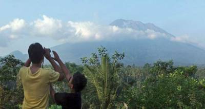 Συναγερμός στο Μπαλί: Απομακρύνουν άρον-άρον κατοίκους και τουρίστες για το φόβο έκρηξης ηφαιστείου