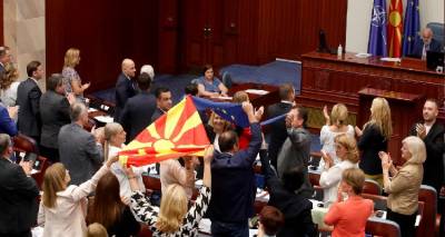 Τι σημαίνει η απόφαση της Βόρειας Μακεδονίας για συμβιβασμό με τη Βουλγαρία | Χαιρετίζουν ΕΕ και ΗΠΑ