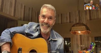 Στέλιος Ρόκκος: Η unplugged ερμηνεία του νέου του τραγουδιού στο Ράδιο Αρβύλα (video)