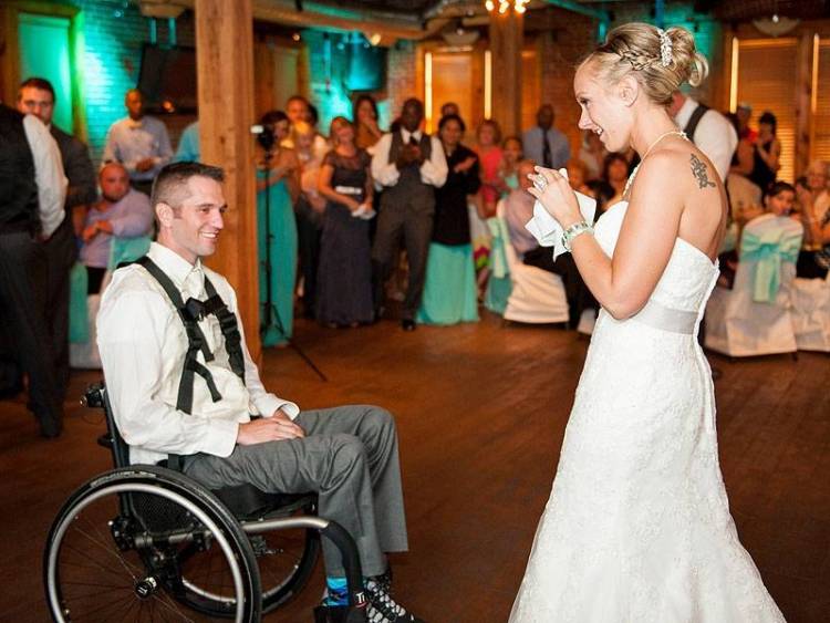 Η πιο ωραία έκπληξη: «Σηκώνεται» από το αναπηρικό καροτσάκι και της χαρίζει τον πρώτο χορό στο γάμο τους (photos+video)
