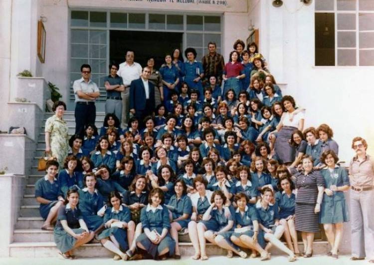 Σχολικές ποδιές: Η μάχη των τιμών και των σχεδίων μέχρι την κατάργησή τους το 1982 (photos)