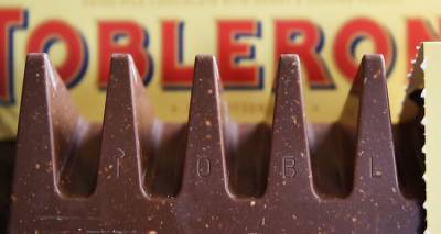 «Όχι πια ελβετική»: Η Toblerone χάνει το εμβληματικό Μάτερχορν από τη συσκευασία της