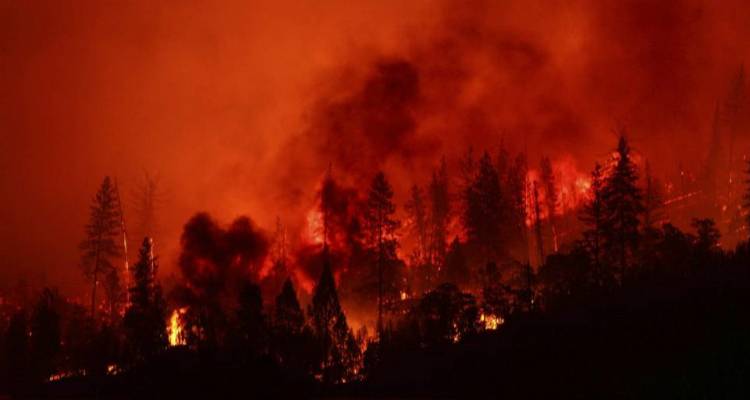Καλιφόρνια: Τουλάχιστον δύο νεκροί από τις τεράστιες δασικές πυρκαγιές που μαίνονται ανεξέλεγκτες
