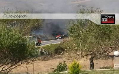 ΈΚΤΑΚΤΟ: Αυτοκίνητο τυλίχτηκε στις φλόγες στη περιοχή «Ψύλλοι» στον Κορνό (photos)