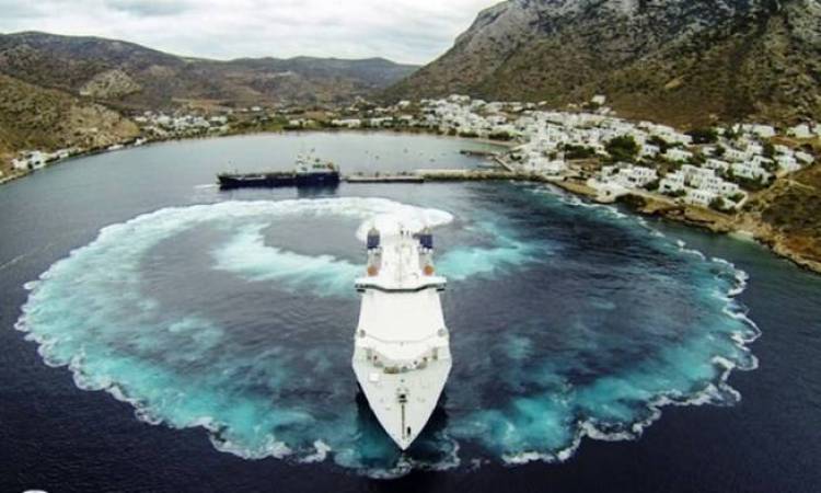 Επιβατικό πλοίο φεύγει από τη Σίφνο με... πιρουέτα (video)